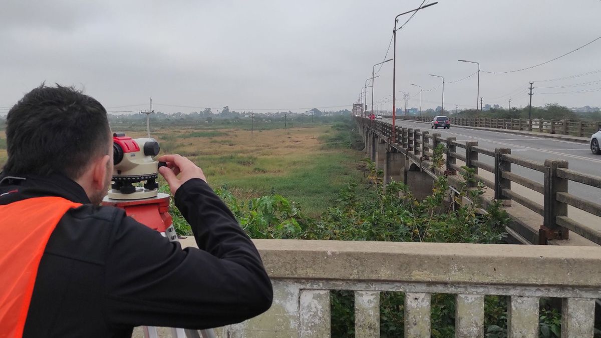 Desde Vialidad Nacional informaron que se realiza un monitoreo periódico de la situación de una junta y un apoyo de un tramo del Puente Carretero.