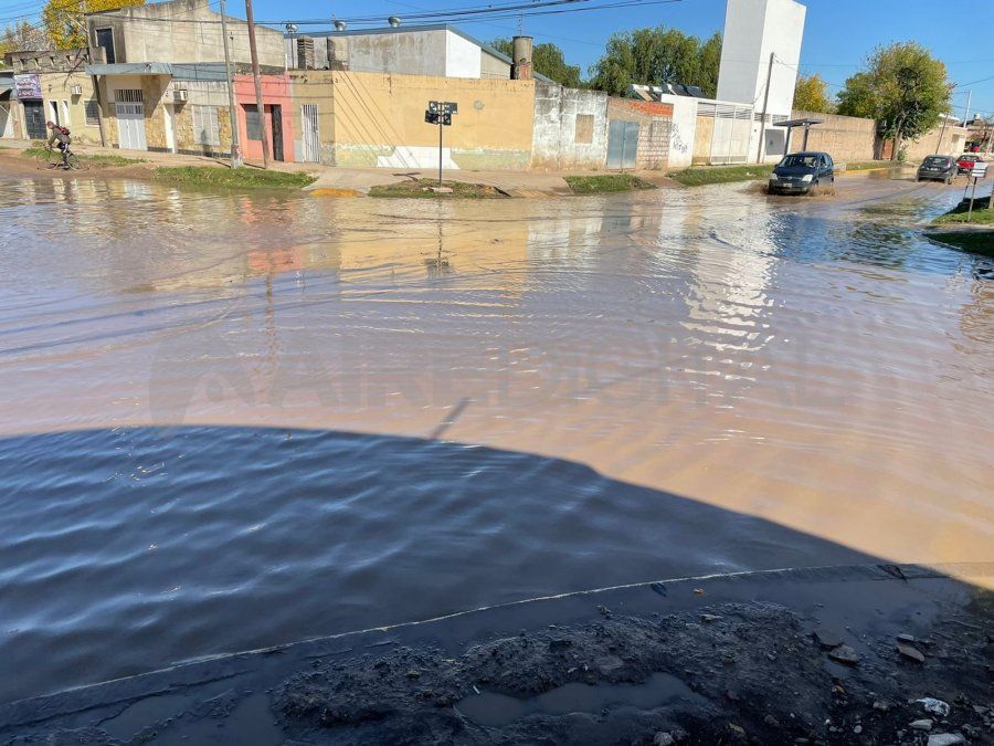 Vecinos de calle Berutti reclaman porque la falta de desagües producen anegamientos.&nbsp;
