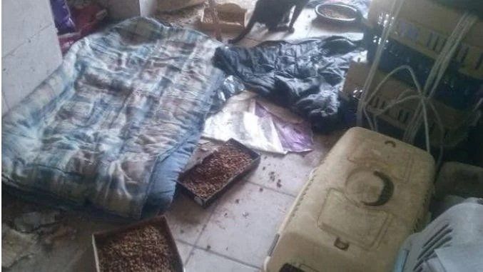 La casa del asesino de las turistas israelíes, por dentro: películas pornográficas y pilas de basura