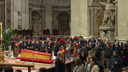 Con mucha emoción, una multitud espera en el Vaticano por el último adiós al Papa Francisco: largas filas