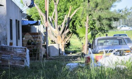 Investigadores sostienen que el asesinato fue cometido por al menos tres personas. Investigadores sostienen que el asesinato fue cometido por al menos tres personas.