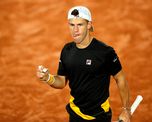 Diego Schwartzman derrotó 6-1, 6-3 y 6-4 al italiano Sonego y avanzó a cuartos de final de Roland Garros. Diego Schwartzman derrotó 6-1, 6-3 y 6-4 al italiano Sonego y avanzó a cuartos de final de Roland Garros.
