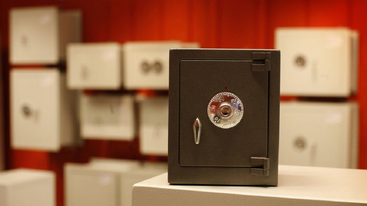 Hallaron una caja fuerte abandonada con una nota en medio de un campo de cultivo