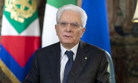 Sergio Mattarella asumió el nuevo período y destacó que asumió un sacrificio por el país. Sergio Mattarella asumió el nuevo período y destacó que asumió un sacrificio por el país.