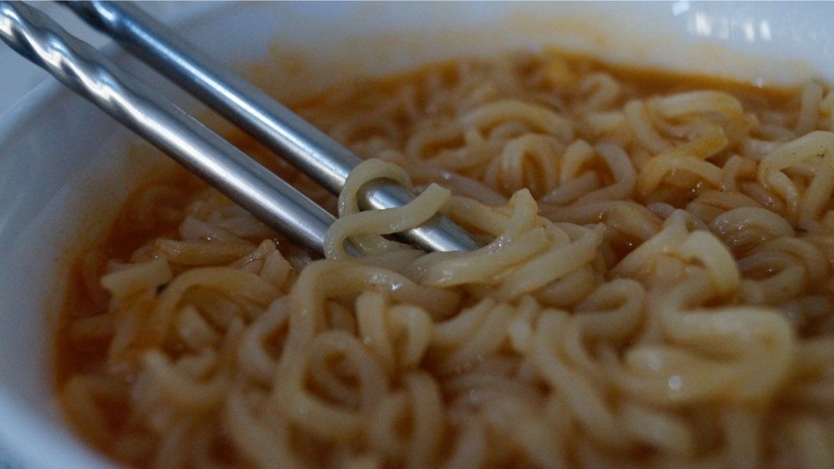 Murieron nueve miembros de una familia por comer fideos congelados