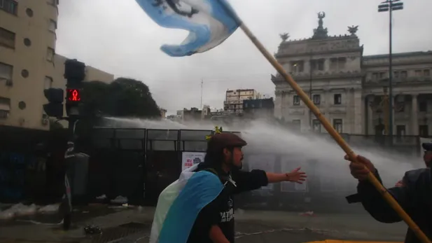 Durante la manifestación frente al Congreso de la Nación en rechazo al proyecto presentado por Javier Milei, bajo el nombre “Ley de Inviolabilidad de la Propiedad Privada” se producen serios incidentes entre la policía y los manifestantes.&nbsp;