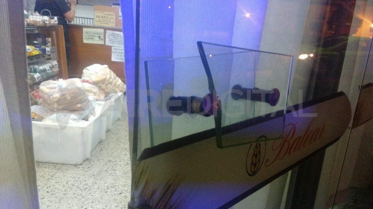 Así forzaron la puerta de ingreso a la panadería Balear.&nbsp;