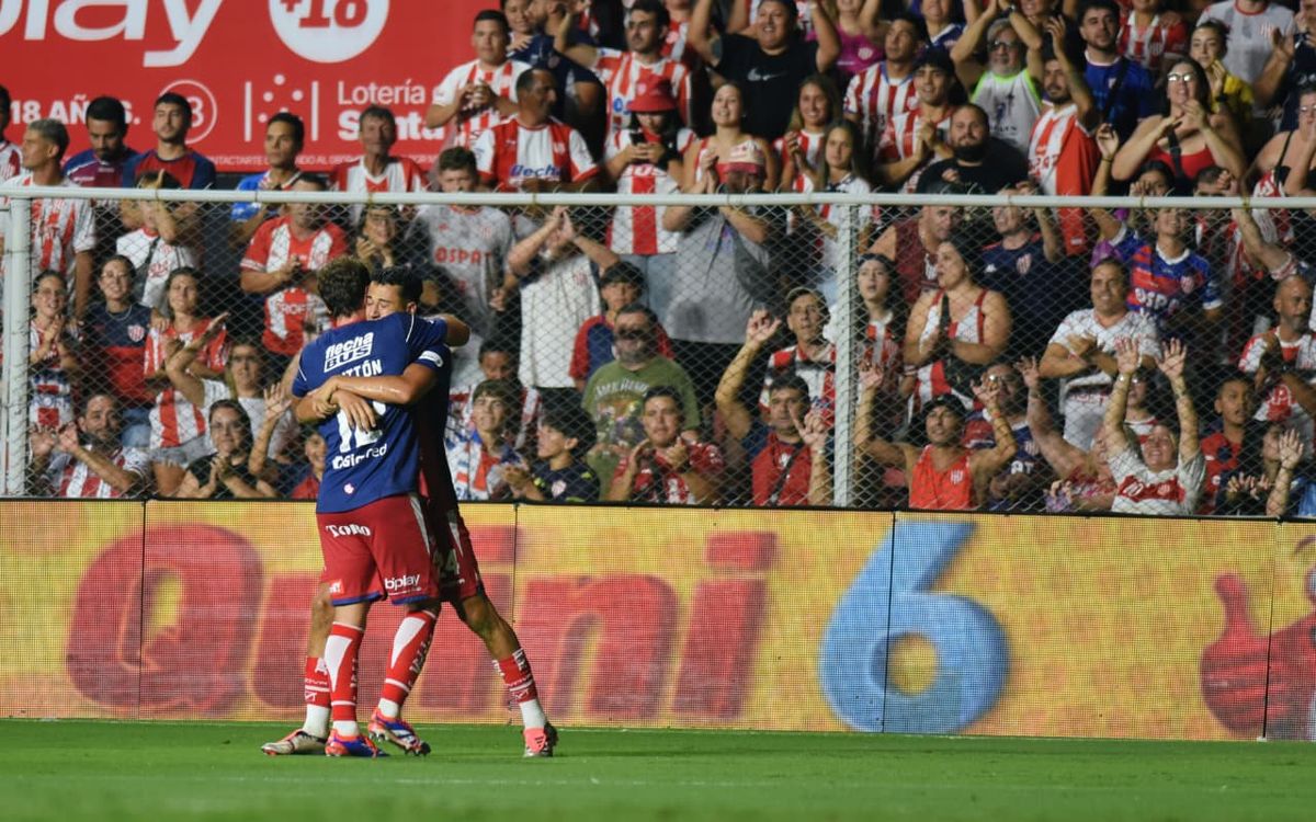 Rafael Profini se abraza con el capitán de Unión, Mauro Pittón, tras su primer gol en Primera. Rafael Profini se abraza con el capitán de Unión, Mauro Pittón, tras su primer gol en Primera.