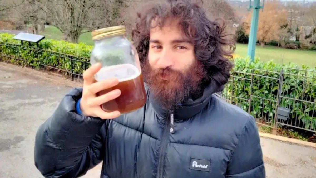 Un vegano toma su propia orina todos los días para mantenerse joven: El secreto de la eterna juventud