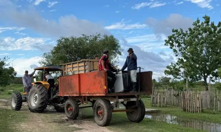 La Municipalidad de Las Toscas informó que 13 familias se autoevacuaron y otras cuatro fueron evacuadas al SUM Virgen Niña por la creciente de ríos y arroyos. La Municipalidad de Las Toscas informó que 13 familias se autoevacuaron y otras cuatro fueron evacuadas al SUM Virgen Niña por la creciente de ríos y arroyos.