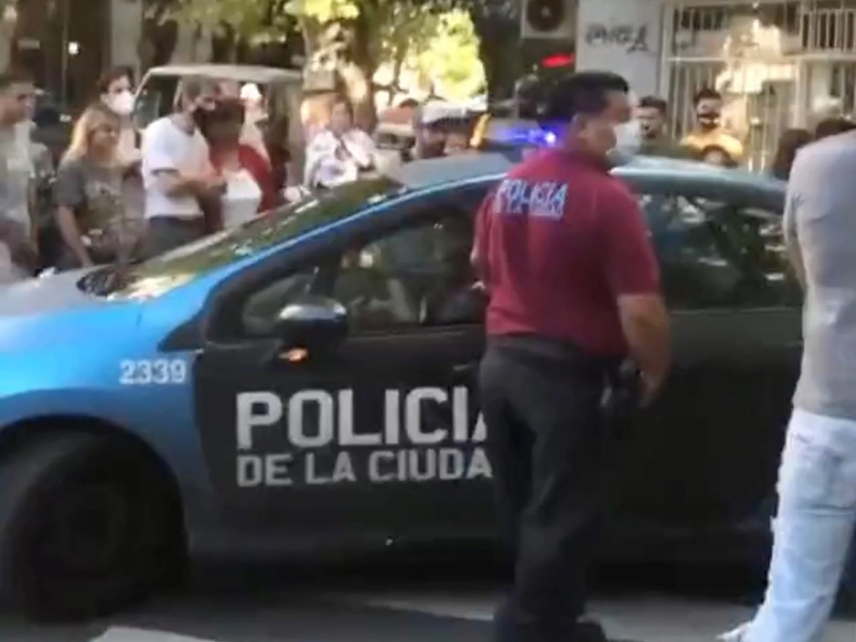 Seis j&oacute;venes se hallaban en un auto Volskwagen Gol estacionado junto a la vereda.