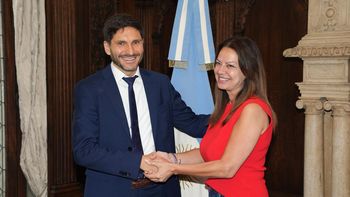 Este martes al mediodía, el gobernador de Santa Fe, Maximiliano Pullaro, y el gobierno nacional firmaron el acuerdo para empezar a saldar la deuda que la administración central mantiene con el Estado provincial.