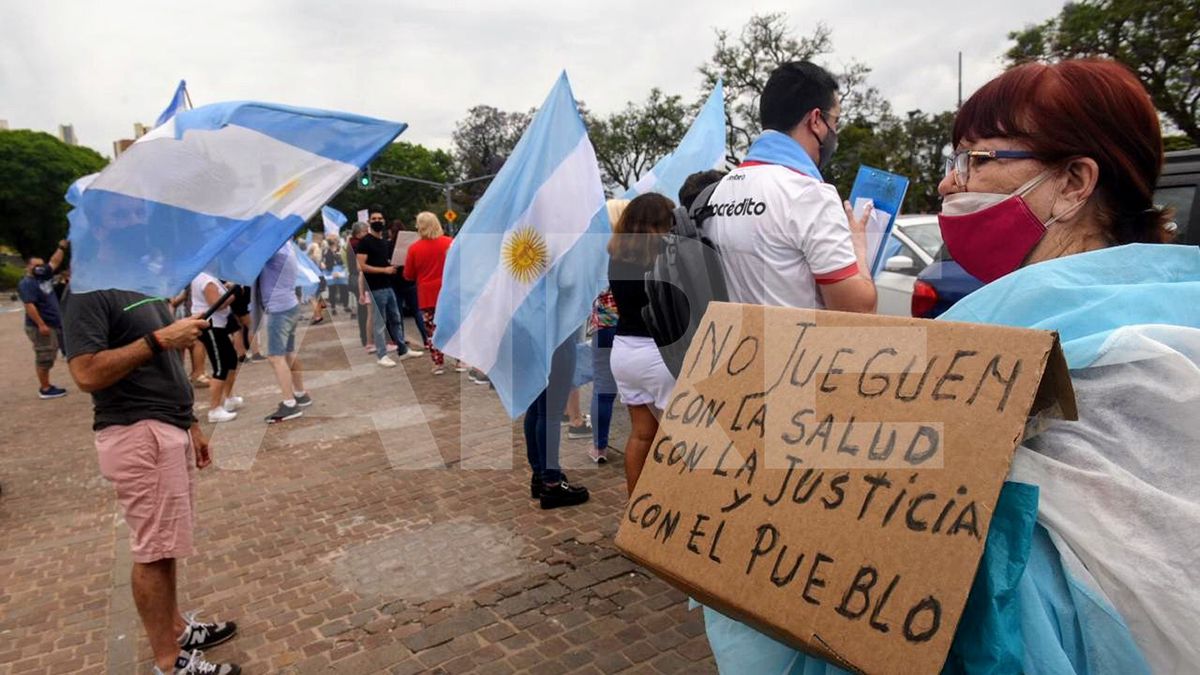 Los manifestantes se reunieron en el Monumento a la Bandera en Rosario.