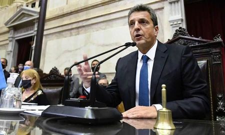 Sergio Massa, dijo hoy que el gobierno de Mauricio Macri en cuatro años produjo el hiperendeudamiento de la Argentina y una caída de 20 puntos en el ingreso de los trabajadores. Sergio Massa, dijo hoy que el gobierno de Mauricio Macri en cuatro años produjo el hiperendeudamiento de la Argentina y una caída de 20 puntos en el ingreso de los trabajadores.