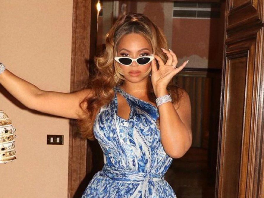 Beyoncé usó anteojos con perlas y superó el modelo de peluche