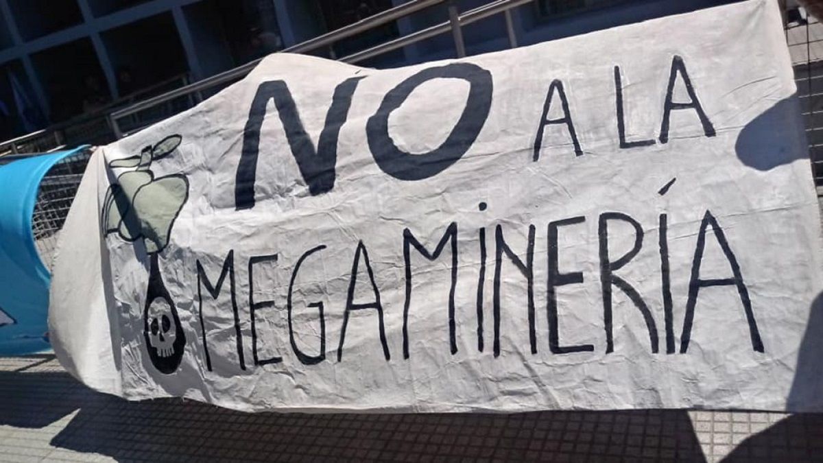 Desde hace semanas hay marchas en las principales ciudades de Chubut para recordarle al gobernador Mariano Arcioni que la megaminería está prohibida por ley.