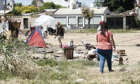 usurpaciones: desalojaron un sector pero 35 familias se resisten a abandonar el lugar usurpaciones: desalojaron un sector pero 35 familias se resisten a abandonar el lugar
