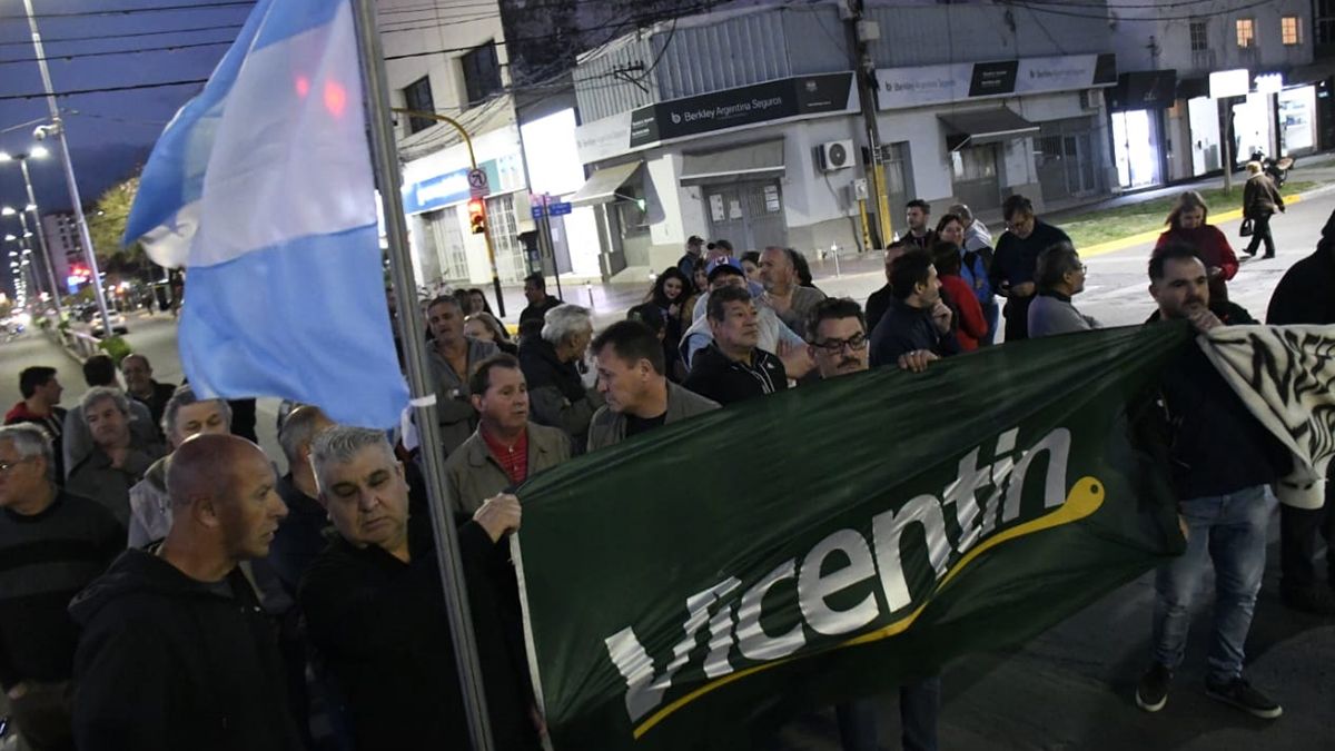 Este martes se realizó una marcha de trabajadores en la ciudad de San Lorenzo y este miércoles habrá una manifestación en Avellaneda. Será en ruta 11 y calle 21. Este martes se realizó una marcha de trabajadores en la ciudad de San Lorenzo y este miércoles habrá una manifestación en Avellaneda. Será en ruta 11 y calle 21.