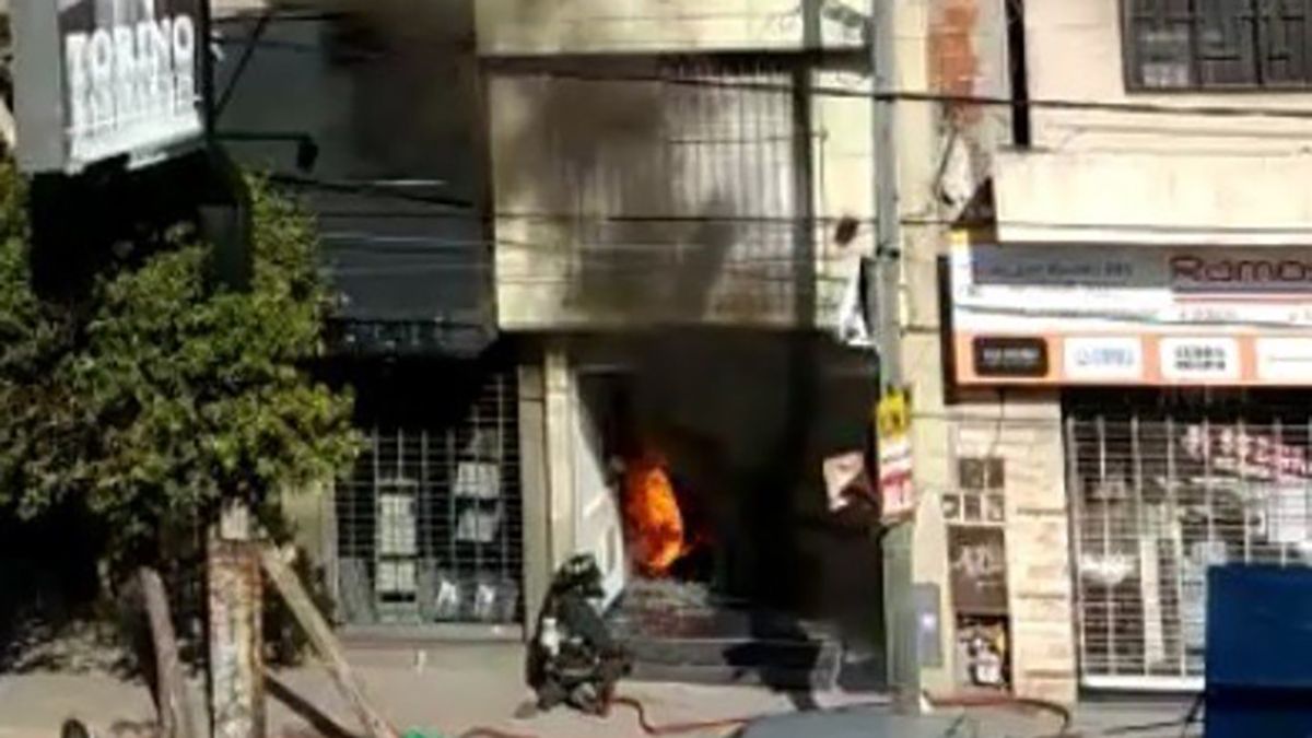 Los bomberos y la Polic&iacute;a Cient&iacute;fica se acercaron al lugar de los hechos. Un incendio acab&oacute; con la vida de tres personas.