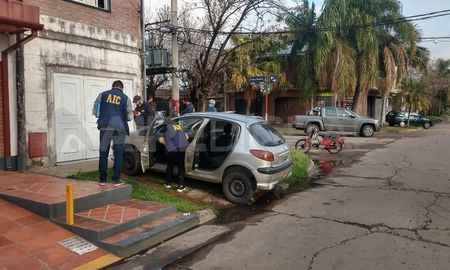 investigan el ataque a balazos al auto de una mujer mientras estacionaba en su casa investigan el ataque a balazos al auto de una mujer mientras estacionaba en su casa