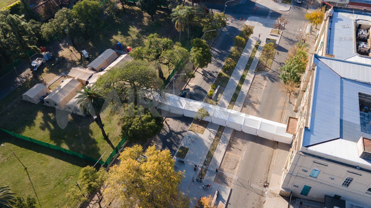 Mientras reorganizan la atención en toda la ciudad, en el Cullen busca desocupar el hospital modular. Sin embargo, seguirá armado y solo se retirará la manga para permitir el paso.