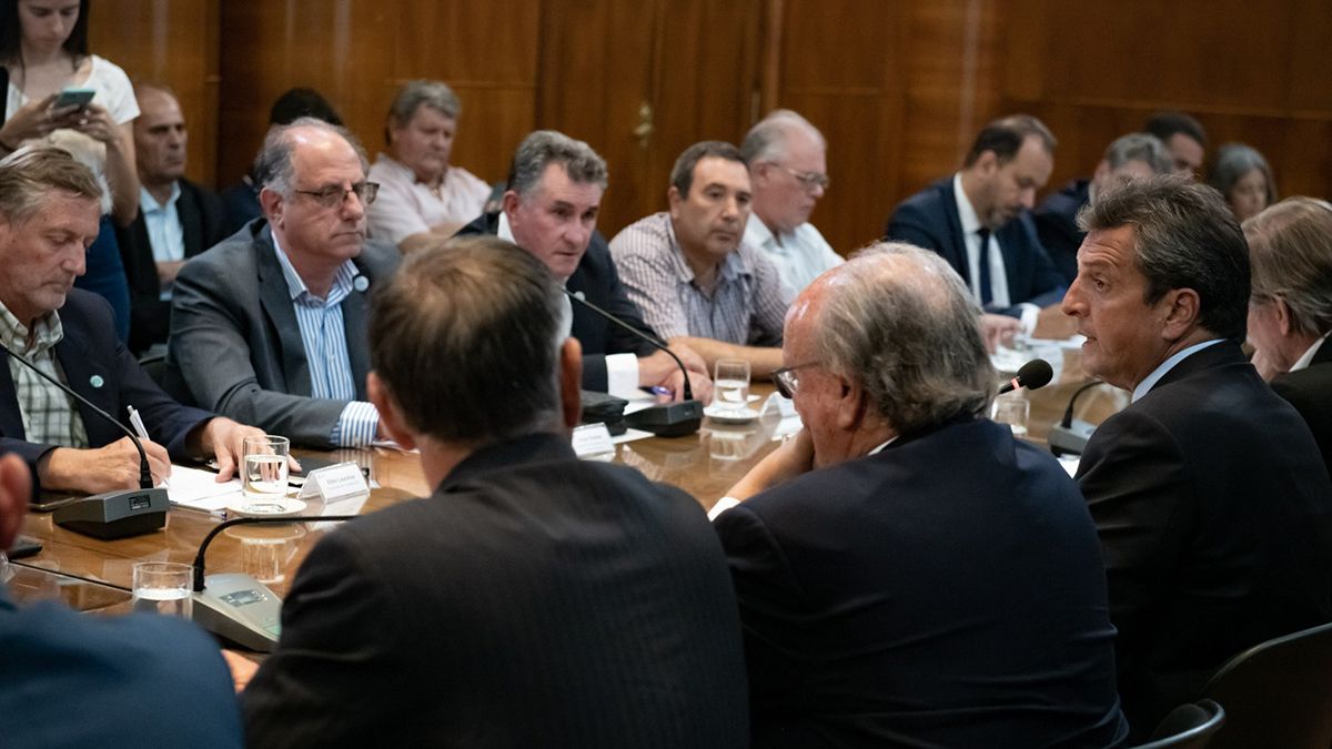 El ministro de Economía, Sergio Massa, durante la reunión que mantuvo con representantes de la Mesa de Enlace. Foto NA: MECON