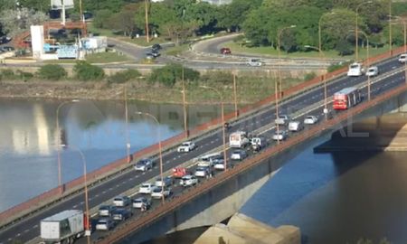 Un accidente de tránsito entre sobre el Viaducto Oroño desencadenó largas filas en el ingreso a Santa Fe sobre la ruta 168. Un accidente de tránsito entre sobre el Viaducto Oroño desencadenó largas filas en el ingreso a Santa Fe sobre la ruta 168.