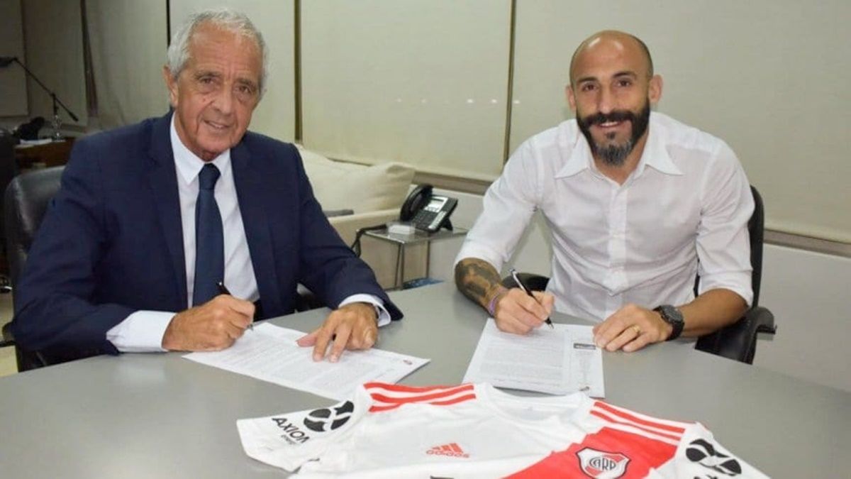 Javier Pinola renovó en River hasta 2021