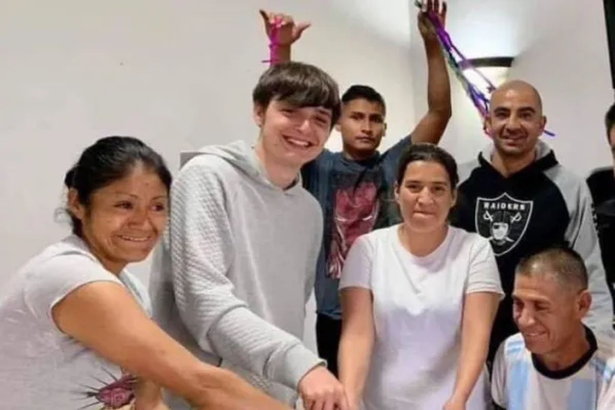 Un centro de rehabilitación de México compartió fotos de Peso Pluma antes de la fama. Un centro de rehabilitación de México compartió fotos de Peso Pluma antes de la fama.