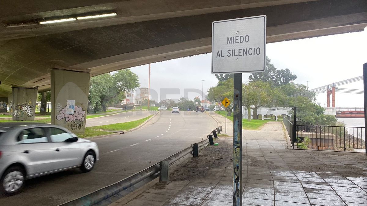 Los santafesinos que circulan por la zona se vieron sorprendidos con el cartel de tránsito vandalizado debajo del Viaducto Oroño.