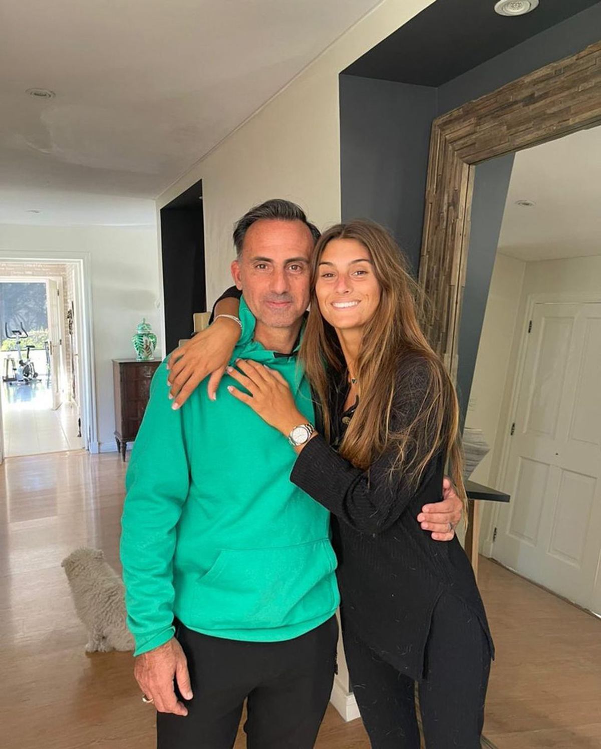 Yanina Latorre y su familia viven en una gran mansión minimalista y elegante.