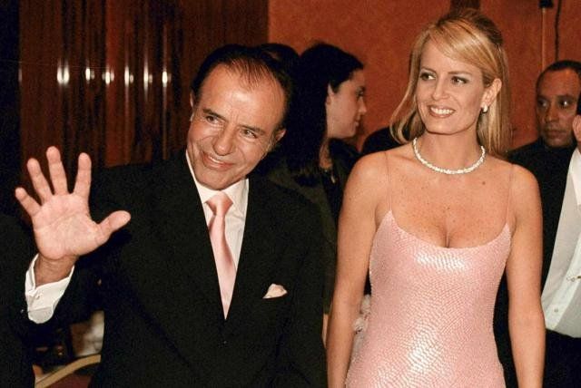 Carlos Menem junto a Cecilia Bolocco.