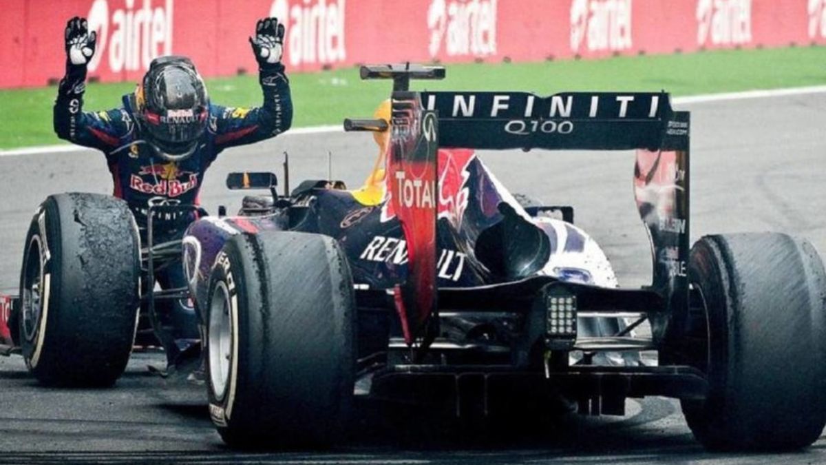 2013, título y tributo al auto. Vettel se consagró tetracampeón mundial a falta de tres fechas para que termine la temporada y tras coronarse, inmortalizó esta reverencia al Red Bull RB9.
