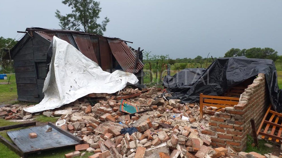 Voladura de techo y paredes caídas en una casa en La Gallareta tras la fuerte tormenta.&nbsp;