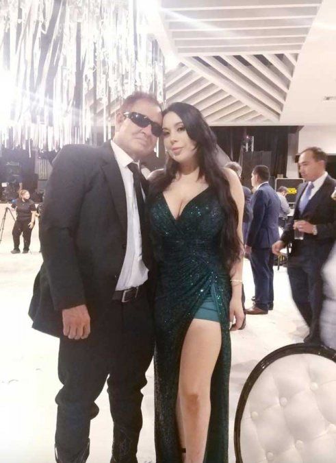 Sammy Pérez y su novia.