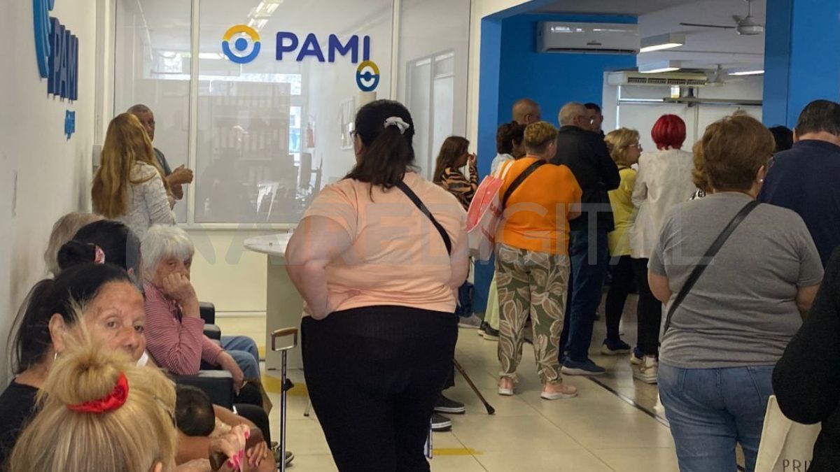 Las personas llegaron a la sede de Pami Santa Fe