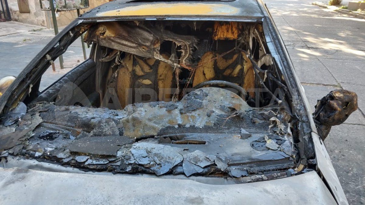Los daños provocados por las llamas en el vehículo son significativos