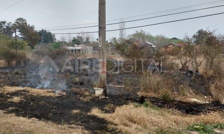 Se incendiaron pastizales cercanos a la ruta 1 en Rincón. Se incendiaron pastizales cercanos a la ruta 1 en Rincón.