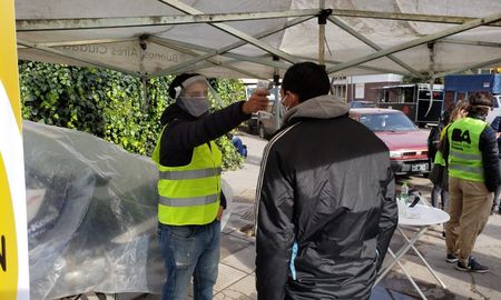 Estos tres síntomas se suman a los de fiebre de 37.5 Cº o más, tos, dolor de garganta, dificultad respiratoria y falta de olfato o gusto (anosmia/disgeusia). Estos tres síntomas se suman a los de fiebre de 37.5 Cº o más, tos, dolor de garganta, dificultad respiratoria y falta de olfato o gusto (anosmia/disgeusia).