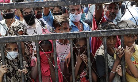 Niños esperan para recibir alimentos gratuitos en un barrio marginal durante la cuarentena por el coronavirus en Mumbai, India. Niños esperan para recibir alimentos gratuitos en un barrio marginal durante la cuarentena por el coronavirus en Mumbai, India.