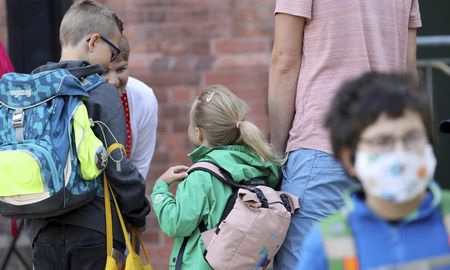 Una profesora recibe a sus alumnos, este lunes, en el regreso a las aulas en el estado alemán de Mecklemburgo-Pomerania Occidental. Una profesora recibe a sus alumnos, este lunes, en el regreso a las aulas en el estado alemán de Mecklemburgo-Pomerania Occidental.
