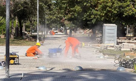 Con las obras de Larrea y J.J. Paso ya finalizadas, continúan los trabajos para el mejoramiento urbano y la remodelación de las avenidas 7 Jefes, Aristóbulo del Valle y Peñaloza. Con las obras de Larrea y J.J. Paso ya finalizadas, continúan los trabajos para el mejoramiento urbano y la remodelación de las avenidas 7 Jefes, Aristóbulo del Valle y Peñaloza.