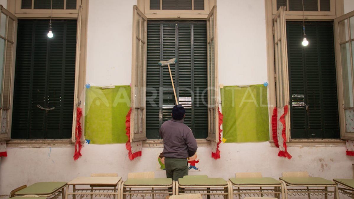 Asistentes escolares comenzaron con la limpieza y mantenimiento de los establecimientos educativos.&nbsp;