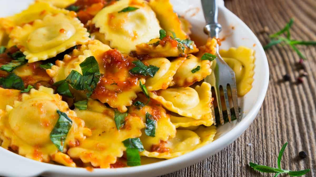 Receta de ravioles caseros de pollo y verduras perfectos para el frío: cómo hacerlos, paso a paso