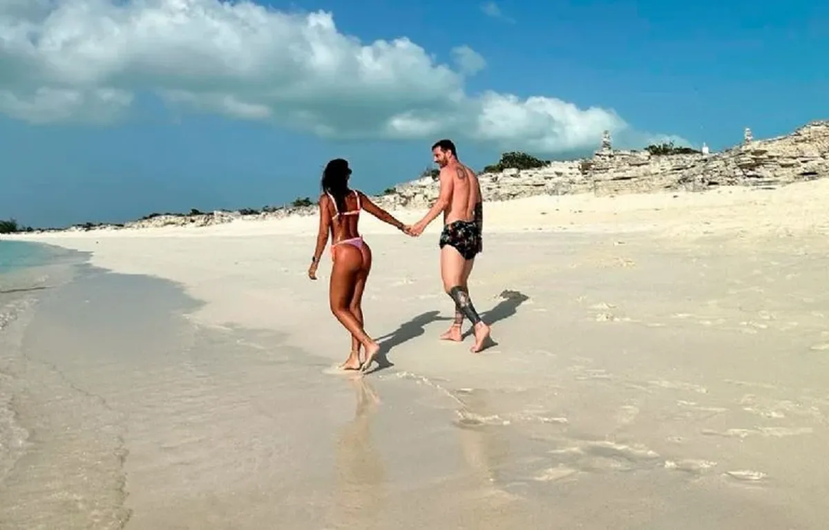 Antonela y Lionel caminando por la playa en sus vacaciones. Antonela y Lionel caminando por la playa en sus vacaciones.