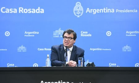El Ministerio de Trabajo que lidera Claudio Moroni ya se prepara para el lanzamiento en enero de la ampliación del plan Fomentar Empleo, que no solo alcanzará a los jóvenes de entre 18 y 25 años como ocurre hoy, sino que se extenderá para trabajadores de más de 45 años y mujeres de entre 25 y 60 años con hijos a cargo. El Ministerio de Trabajo que lidera Claudio Moroni ya se prepara para el lanzamiento en enero de la ampliación del plan Fomentar Empleo, que no solo alcanzará a los jóvenes de entre 18 y 25 años como ocurre hoy, sino que se extenderá para trabajadores de más de 45 años y mujeres de entre 25 y 60 años con hijos a cargo.