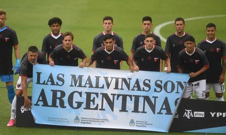 Colón con la camiseta edición especial por el Éxodo Sabalero, en la previa al encuentro ante Independiente por la Copa de la Liga Profesional. Colón con la camiseta edición especial por el Éxodo Sabalero, en la previa al encuentro ante Independiente por la Copa de la Liga Profesional.