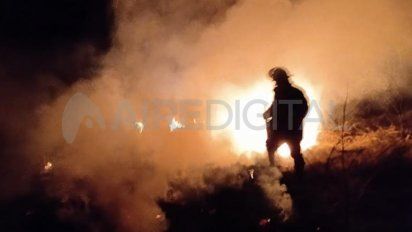 El parte precisó que en Santa Fe I, IV y V, los bomberos lograron “contener” los incendios y controlar las llamas en el departamento de San Jerónimo.