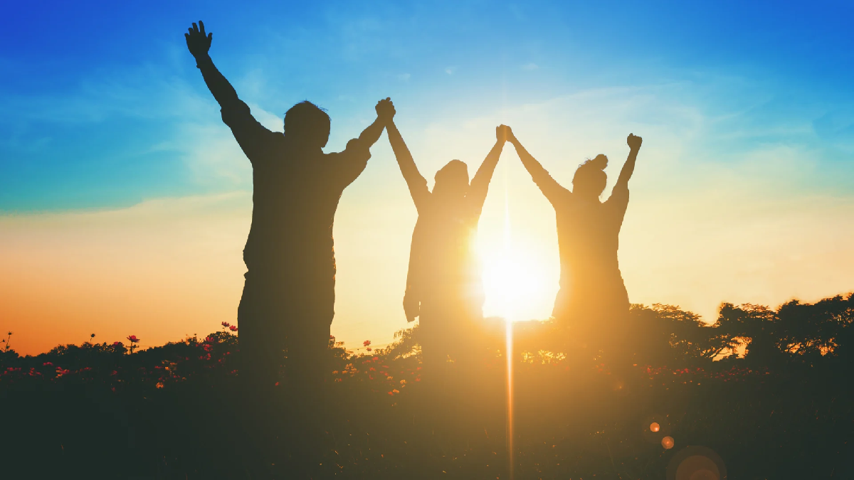 Necesitamos por tanto a otras personas para sentirnos bien, para relacionarnos y crear vínculos significativos.