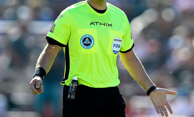 Conmoción en el fútbol argentino: murió un árbitro en pleno entrenamiento.